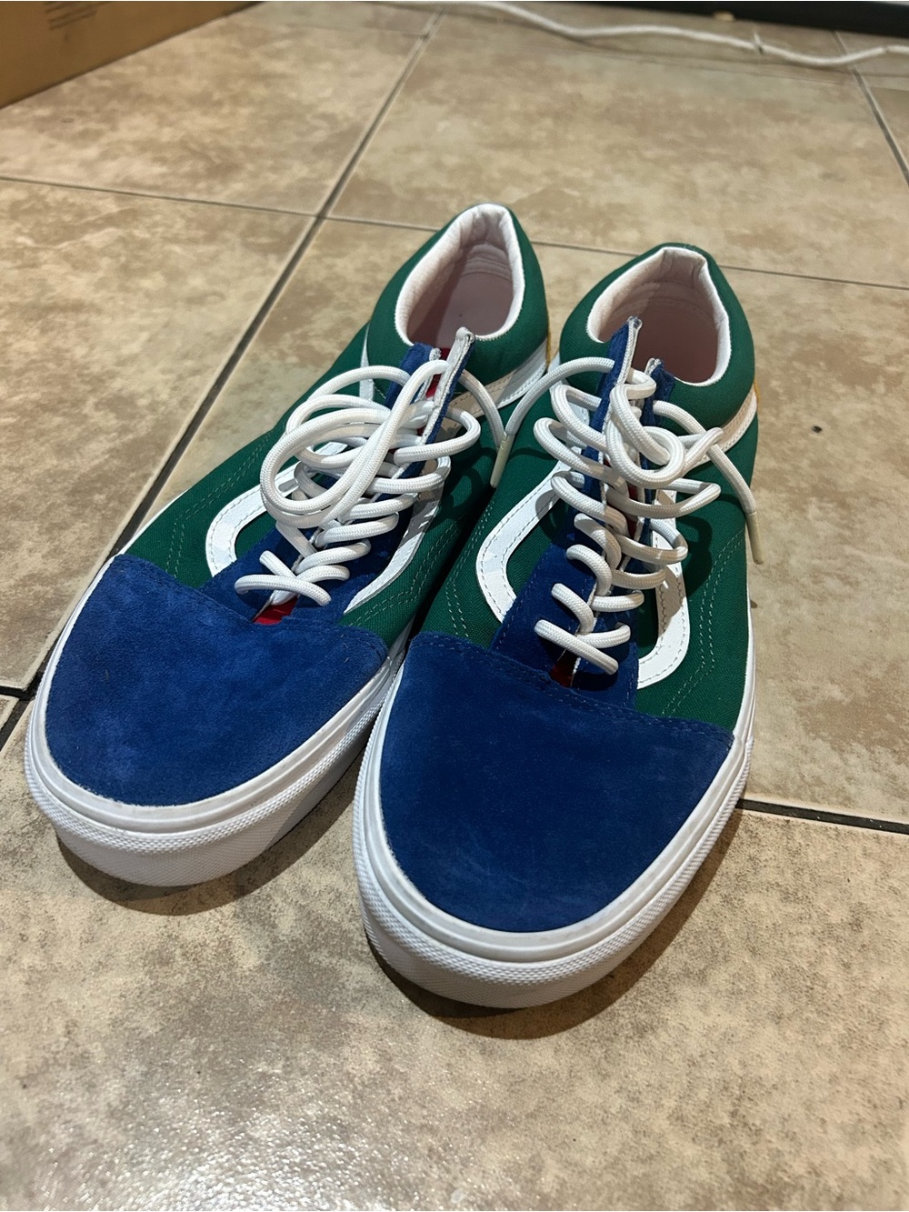 Classic Green & Blue Low-Top Men's Sneakers with White Stripe